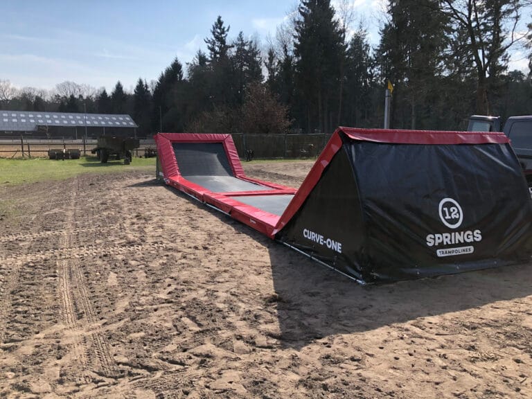 CURVE-ONE trampolines voor camping de Jutberg 4 12springs curve trampoline