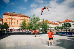 Samenwerking met acrobaten Dunking Devils, Akrobat Bunce Bridge Ljubljana