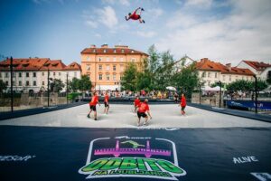 Samenwerking met acrobaten Dunking Devils, Akrobat Bunce Bridge Ljubljana